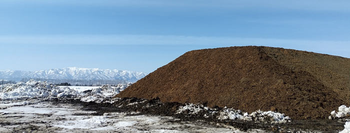 堆積した雪を断熱材で覆って作る雪山。雪は夏まで保存可能