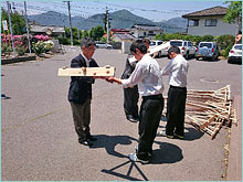 坂城町立坂城中学校の代表生徒へ寄贈