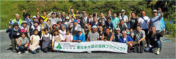 唐桑での活動を終え、創生村の皆さんを囲んで　