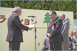 福田国有林野部長(左)から山本理事長(右)に感謝状授与