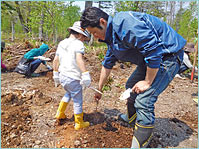 親子で一緒に植樹