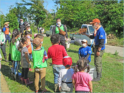 子どもたちに沖ノ島の自然について説明