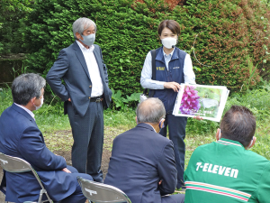 屋外にて野焼きの現場や草原の植物等について、九重ふるさと自然学校の職員が解説