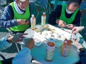 波に流されないように種子を紙粘土につけます