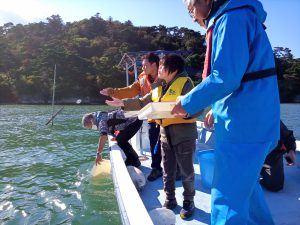 船上から海に紙粘土の種まきをしました