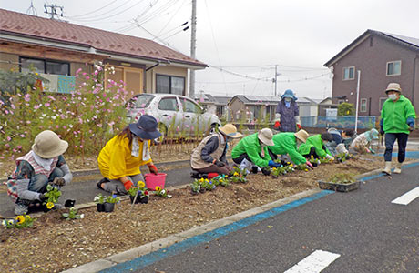 新生・坂元の‶顔″を作るべく植栽に精を出す