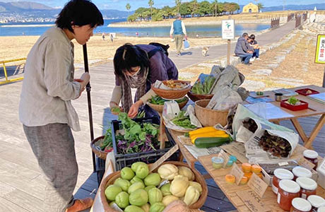 無農薬の野菜を、プラスチックフリーの量り売りで販売