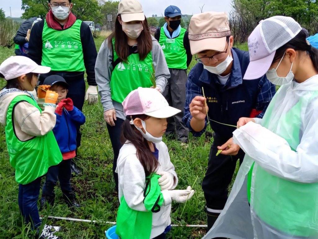 休憩中、子ども達は草笛に挑戦