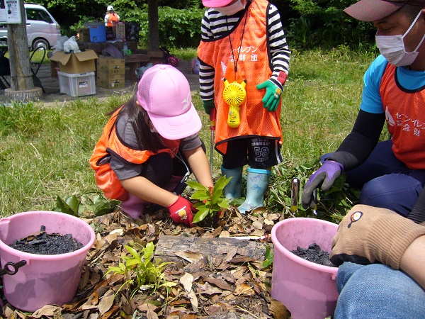 子どもたちによる植樹