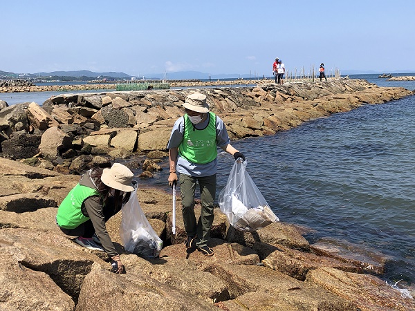 岩の隙間のゴミもチェック