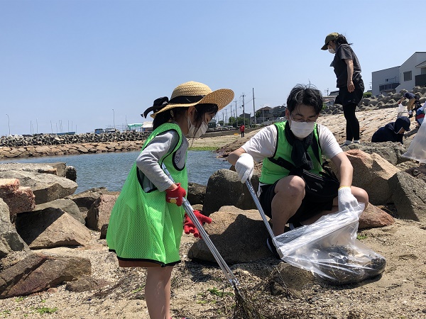 お子様も頑張ってゴミ拾い