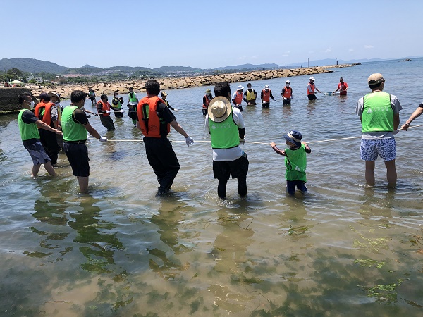 仕掛けた網を引きます