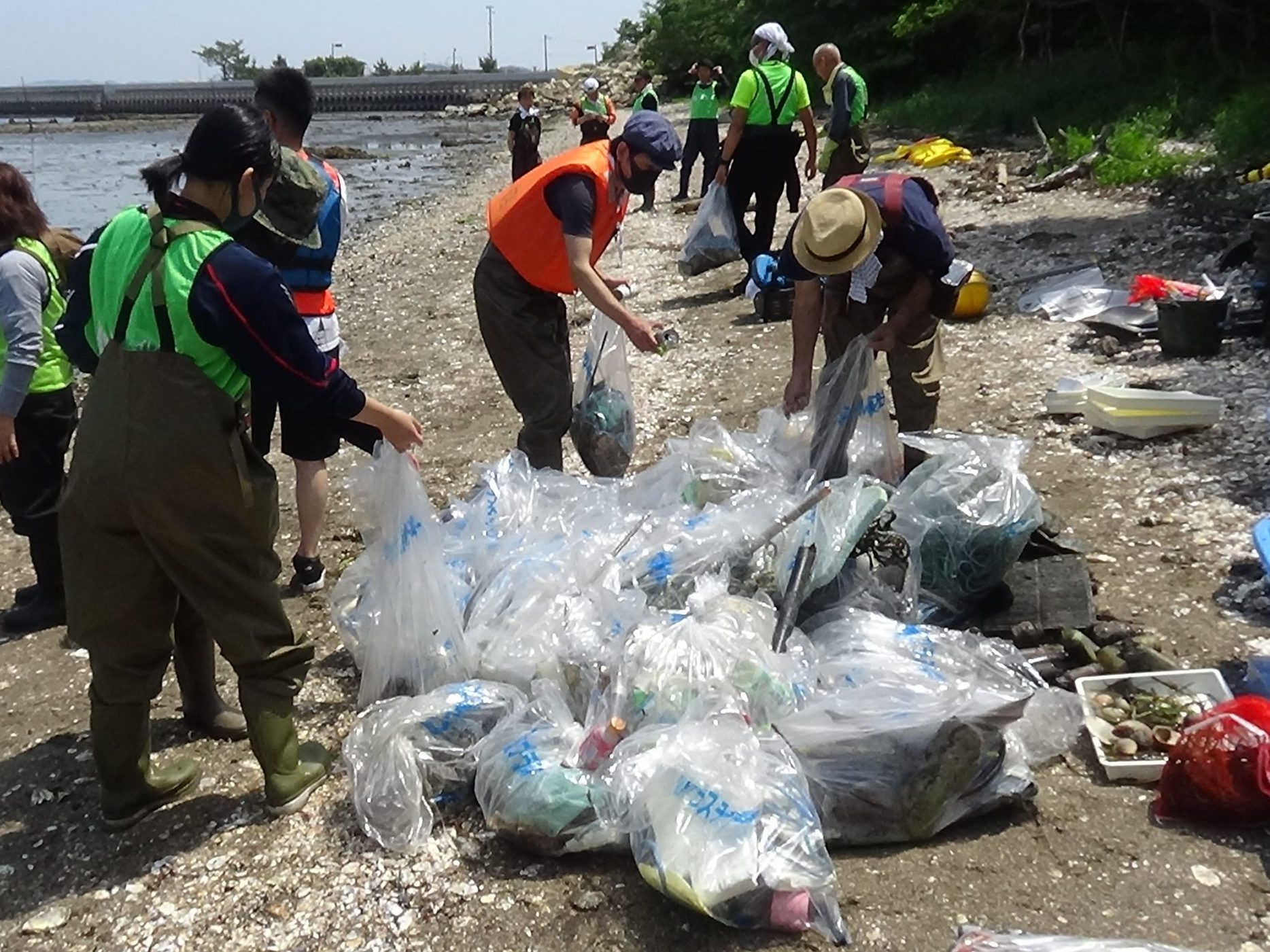 集まった多くの廃プラスチック