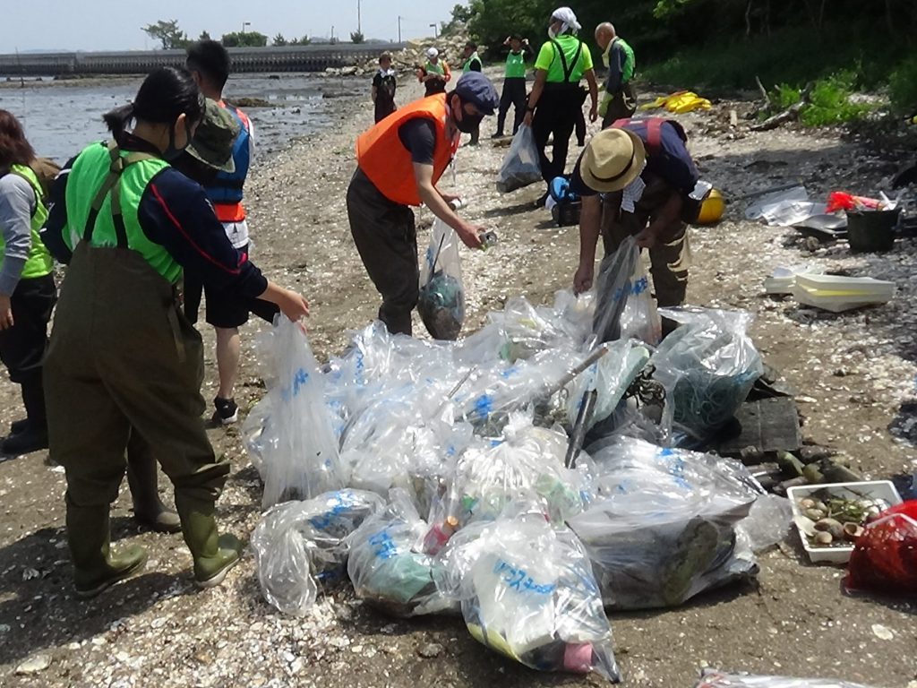 集まった多くの廃プラスチック