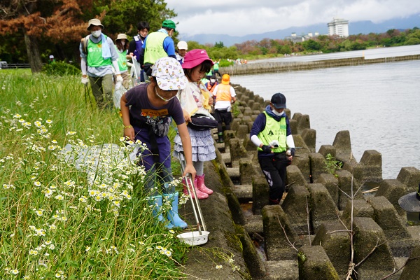 子どもも一緒に清掃活動