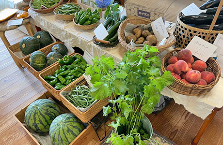 丁寧に育てられたツヤツヤの無農薬野菜やホーロー容器で購入する平飼い卵を使ったパンなどが並ぶ