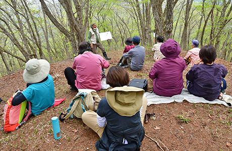 林のなかで地元の方々と観察会