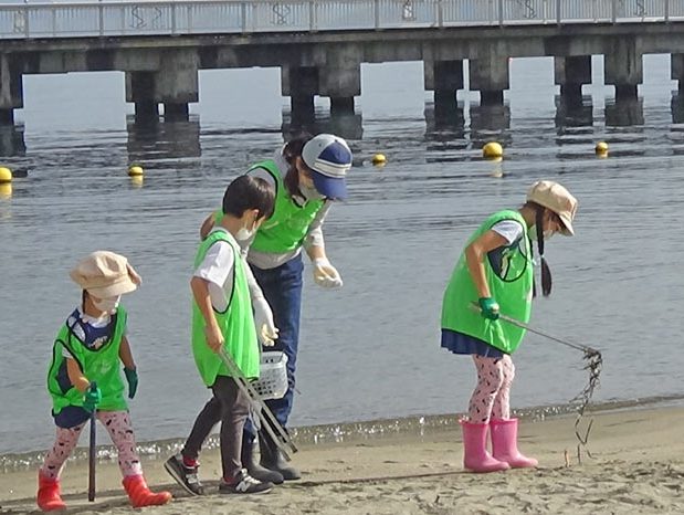 子どもたちも一緒にごみ拾い