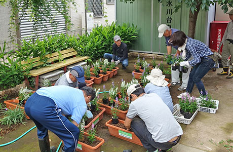 平坦部のプランターは全25基。花を植え付けた後は会員宅前に配置する