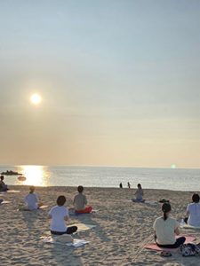 日本海の夕日とともにおこなうサンセットビーチヨガ