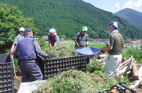 草を用いて堆肥づくり