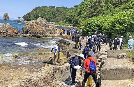 「学び」の要素を取り入れた浅虫海岸の清掃活動