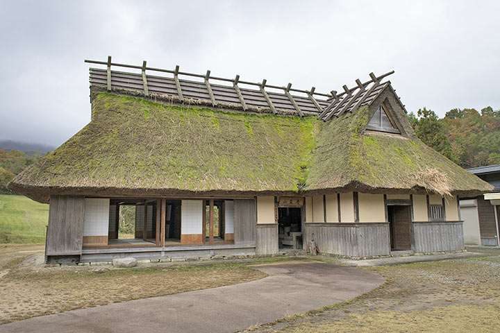 展示されているかつての民家。昭和初期までは茅葺き屋根の民家がいくつもあった