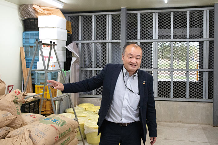 貯雪庫は食品の鮮度保持能力が高い。１年間雪貯蔵した米も新米と遜色のない品質だという。本間さんは、雪の力を最大限に活用した食品開発をめざしている