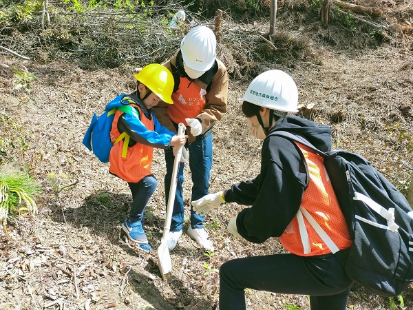 家族で一緒に植樹活動