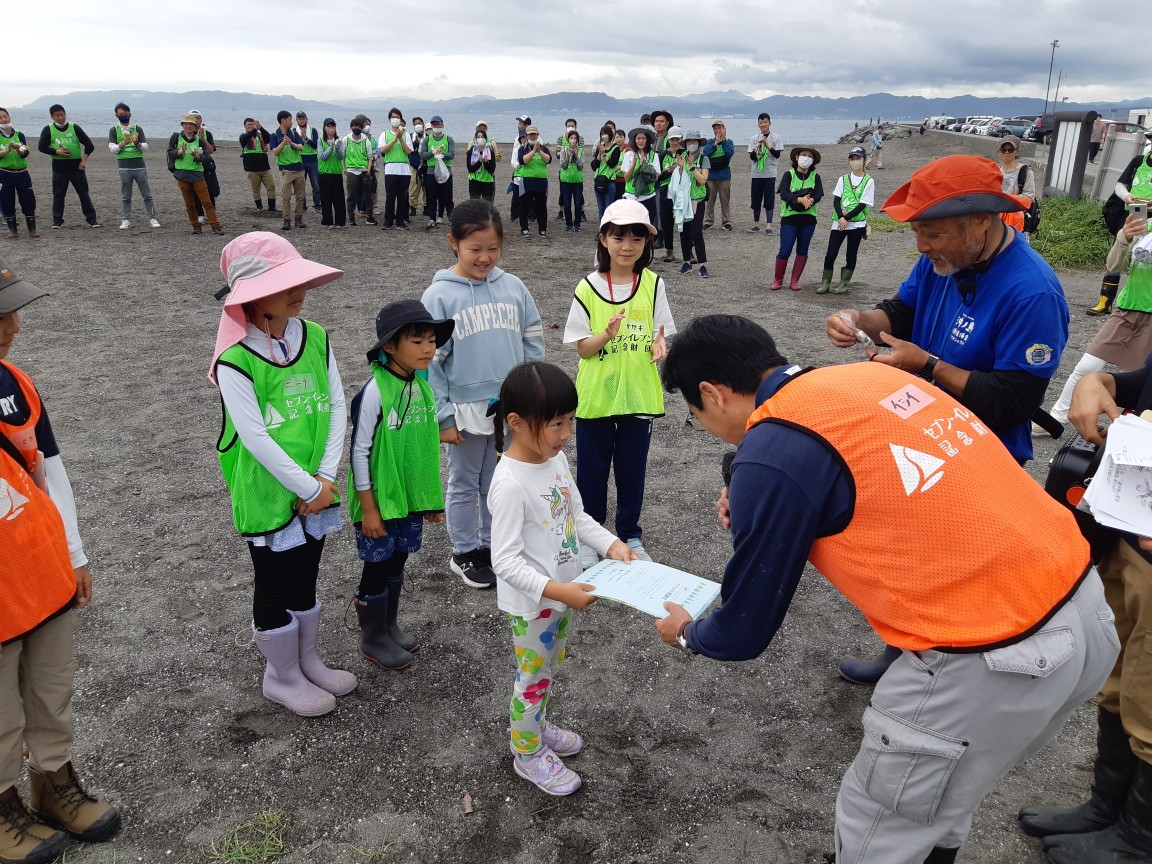 子供たちへ感謝状を授与