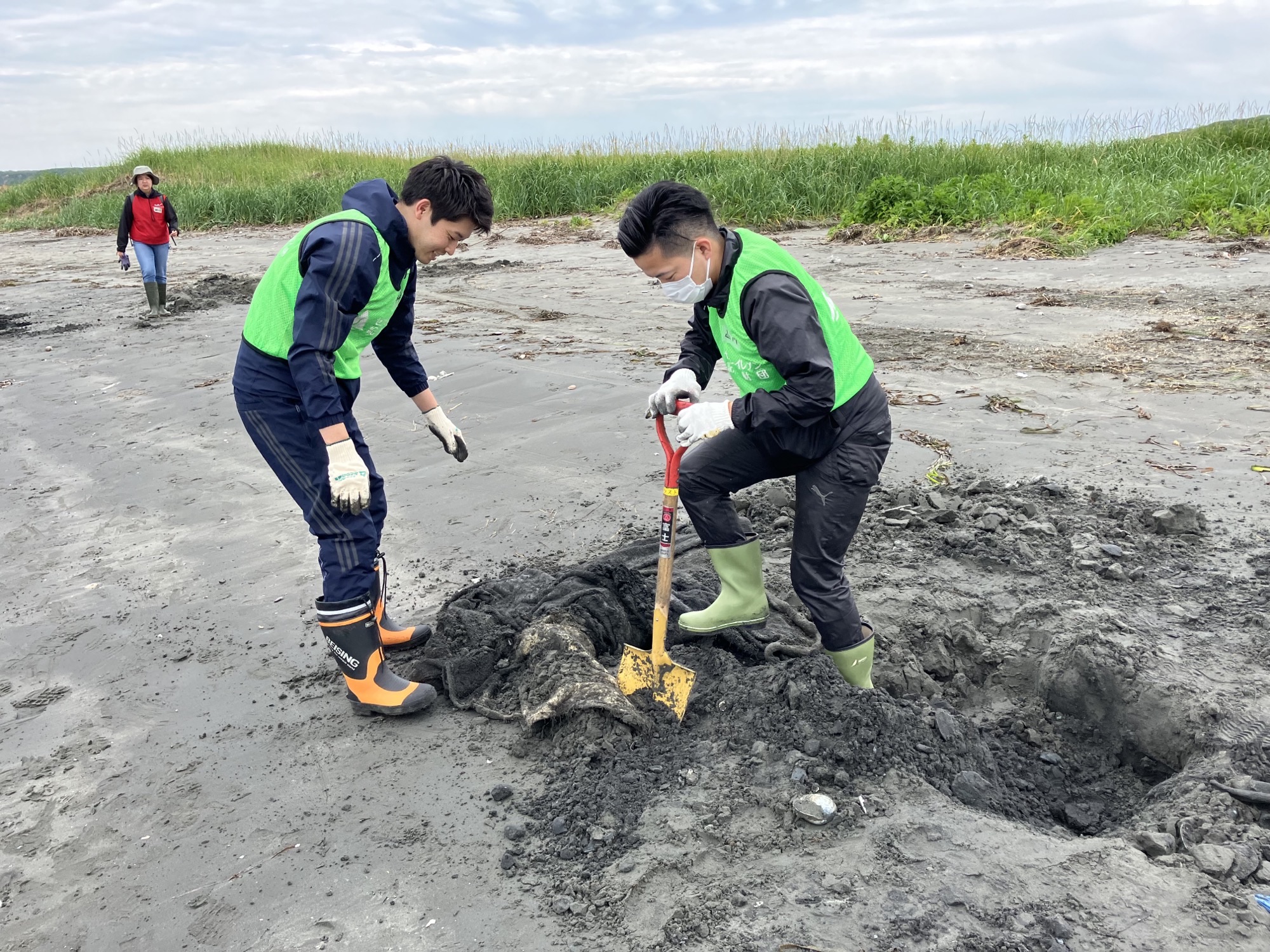 砂浜のゴミはスコップで