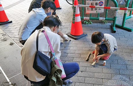 路面にこびりついたガムを剥がすのはなかなか大変