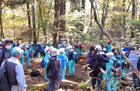 地元小学校の野外学習、蕃山登山の支援の一幕