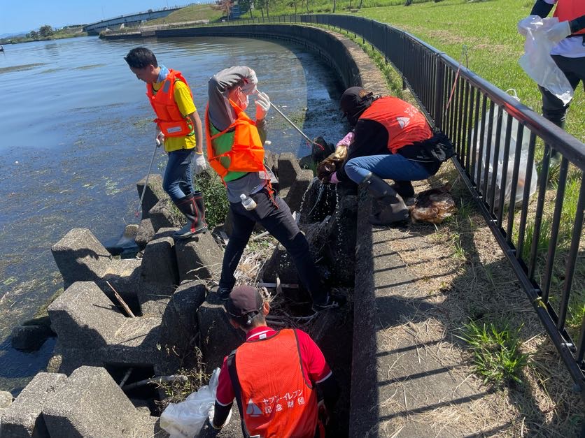 テトラポットの挟まりゴミに苦戦