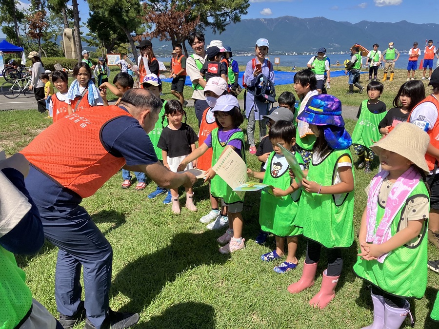 子供たちに感謝状の贈呈