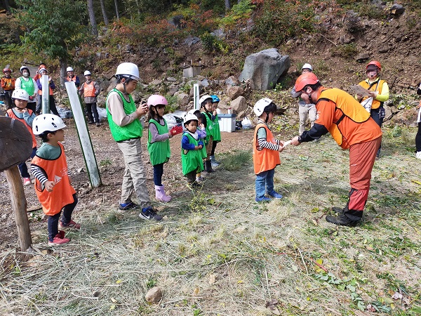 子供たちへ感謝状の贈呈