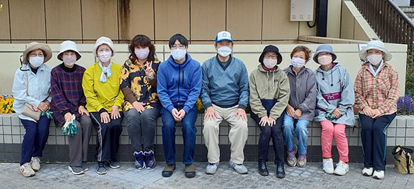 除草活動はメンバーで協力して進める