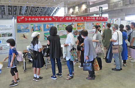 トキの絵展示会に訪れる大勢の人々