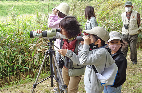 運営する「トキの里自然学校」で野鳥観察会に参加する親子