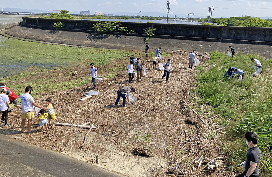 汐川干潟クリーンアップ大作戦の様子