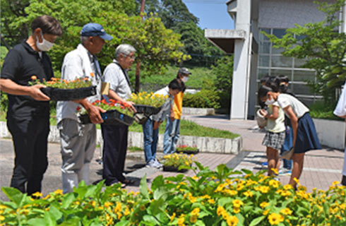 1カ月ほどお世話をした花苗の贈呈式
