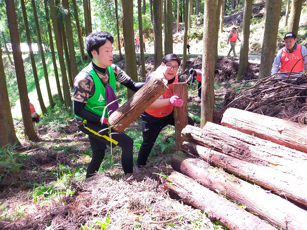 大きな伐採木を運び出すのは大変です!