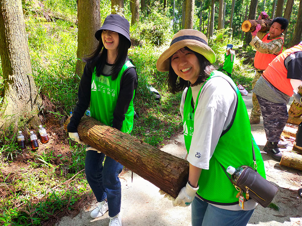 大きな伐採木を運び出すのは大変です!