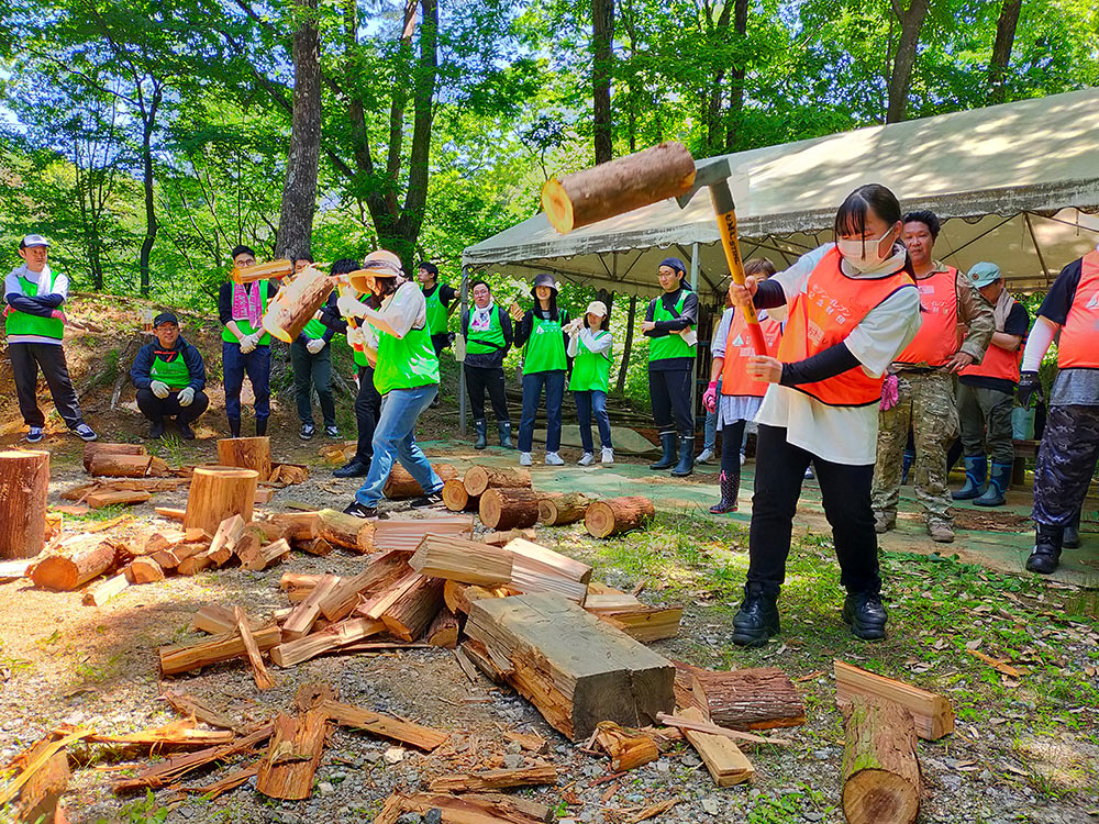 薪づくりの様子