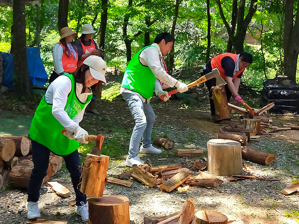 薪づくりの様子