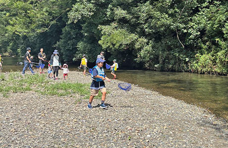 開催とともに川に駆け寄る子どもたち