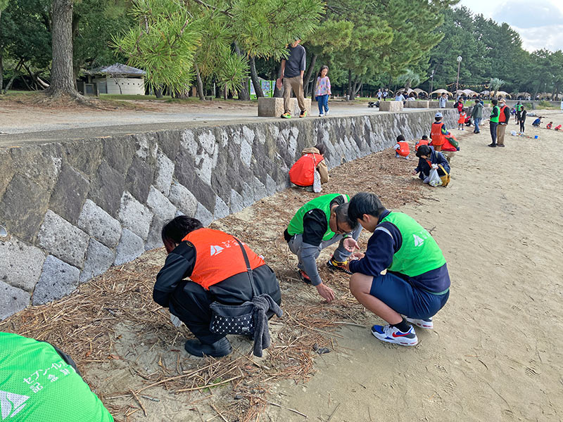 海岸清掃の様子
