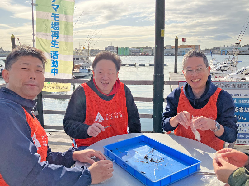 アマモの種の選別と播種作業