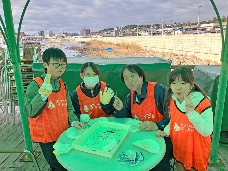 アマモの種の選別と播種作業