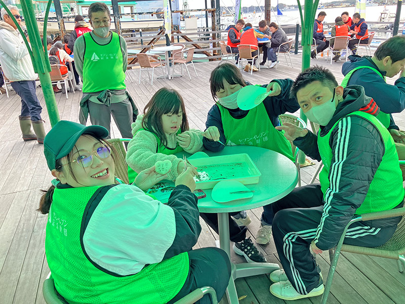 アマモの種の選別と播種作業